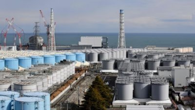 东京电力公司福岛第一核电站的反应堆厂房和污水储罐。（法新社档案照）