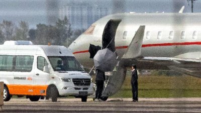 泰莱史2月27日搭乘私人飞机到新加坡。（海峡时报）
