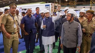 印度铁道、通信以及电子和信息部长瓦伊什瑙（中）上周六在班加罗尔，为美企应用材料启用“印度产品验证中心”。（图取自PTI）