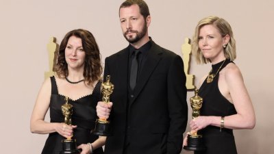 乌克兰电影制片人切尔诺夫（中）执导的《马里乌波尔的20天》，获得了奥斯卡最佳纪录片奖。（图取自法新社）