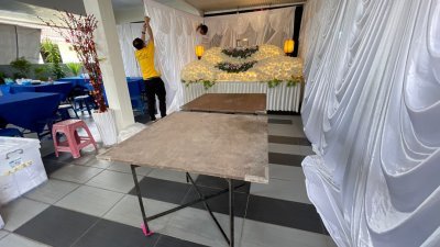 殡葬公司员工在丧府设立灵堂。