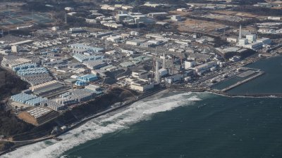日本东京电力公司的福岛第一核电厂，周边安置了大量用于储存核污水的水箱。（法新社档案照）