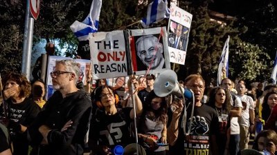 以色列抗议者去年11月4日在耶路撒冷举行示威活动，高喊反对总理内塔尼亚胡的口号。（法新社档案照）