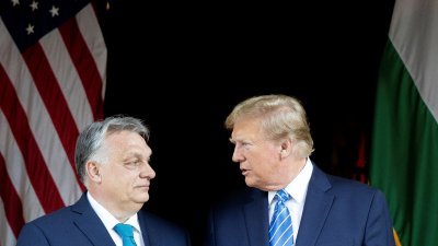 匈牙利总理新闻办公室上周五发布的照片显示，匈牙利总理欧尔班（左）和美国前总统特朗普，在特朗普位于佛州棕榈滩的海湖庄园会面。（图取自匈牙利总理新闻办公室/法新社）