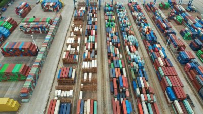 中国东部江苏省连云港一个堆放著货柜的港口。（法新社档案照）