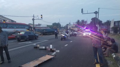 清晨时分越过马路遭到一辆轿车撞击，一名中年男子当场身亡。