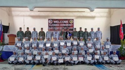 菲律宾巴丹群岛省有119名居民加入菲国海军后备军人行列，以加强保卫菲律宾北部海域。图为部分后备军人本月9日在基础公民军事课程结业式合影。（图取自菲律宾海军/中央社）