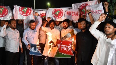 全阿萨姆邦学生会(AASU) 的活动人士周一在古瓦哈提举行活动，抗议政府颁布反穆斯林的《公民身份修正案》。（图取自法新社）
