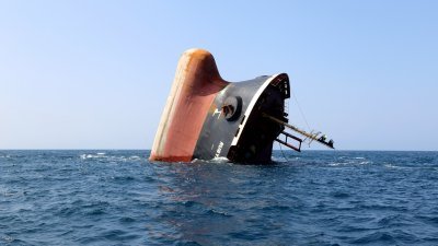 上个月中遭到“青年运动”袭击受损的货船“红宝石”号（Rubymar），在也门附近海域逐渐下沉，上周四剩下一小部分仍浮在海面。（图取自法新社）