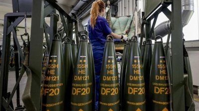 德国武器制造商莱茵冶金公司位于德国北部翁特吕斯的工厂，在生产交付给乌克兰的弹药。（图取自法新社）