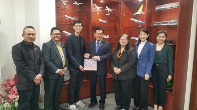 酷航航空公司代表赠送纪念品予砂旅游部部长李景胜（右4）﹐右3为砂交通部常务秘书艾丽斯查万。