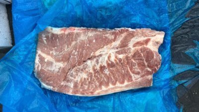 执法人员发现每一份包装猪肉均未贴上符合许可条规该有的标签，如注明名称、地址、工厂编号及屠宰日期等资讯。