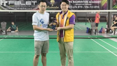 曹光豪（左）颁发纪念品给郭凯丰，感谢他为球赛主持开幕。