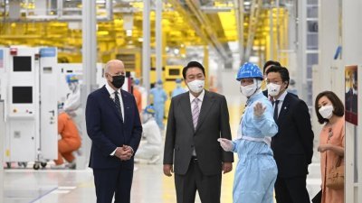 2022年5月20日，韩国总统尹锡悦和美国总统拜登视察三星电子位于京畿道平泽的半导体工厂。（图取自法新社档案照）