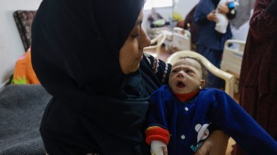 营养不良的巴勒斯坦儿童在加沙地带南部拉法的一家医疗中心接受治疗。（图取自法新社）