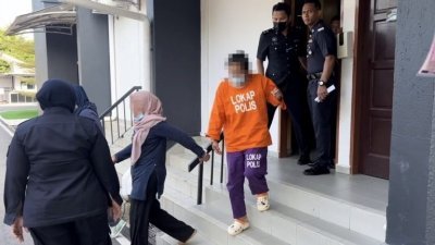 女嫌犯（左3）被警方带往峇株巴辖推事庭申请延扣一天助查。