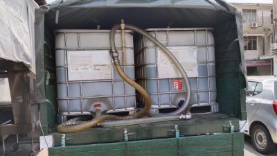 藏在涉案罗里后方的塑胶水桶，估计装有约2800公升柴油。