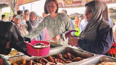 黄诗情（中）鼓励民众自带食物盒到访斋戒月市集，以减少一次性塑料容器对环境造成的负担。