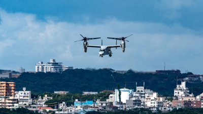 美国海军陆战队普天间基地的一架“鱼鹰”运输机，在冲绳县宜野湾市中心起飞。（法新社档案照）