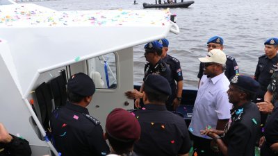 达拉海事工程与服务公司移交4艘快速突击艇予大马水警部队。