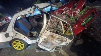 威拉轿车严重毁坏，司机在车内被夹毙。