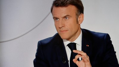 法国总统马克龙当地时间周四晚间在爱丽舍总统府接受法国电视台的采访时称，乌克兰战争事关“欧洲和法国的存在”。（图取自法新社）