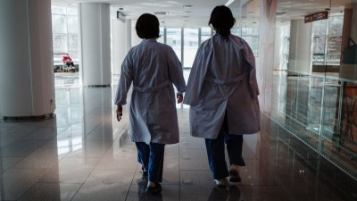 韩国首尔一家医院的医护人员，走过医院的走廊。（图取自法新社）