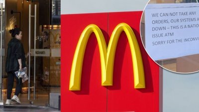 全球多国麦当劳餐厅周五由于电脑系统故障无法点餐，右上图为澳州某家门店张贴道歉公告。（图取自网络）