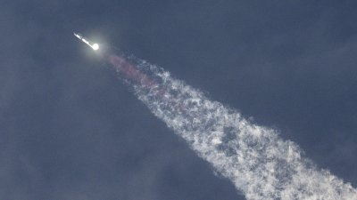SpaceX的火箭“星舰”于当地时间早上，从美国得州海岸地区博卡奇卡的星舰基地升空。（图取自法新社）