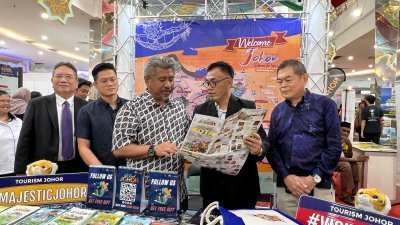 沙里尔尼占（左3）参观柔佛州旅游局在2024年国际马来西亚旅游展（MITM）的展出摊位。左起：包一雄、柔佛州旅游局副局长莫哈末阿敏、郑建全及柔佛州导游协会主席梁伟光。