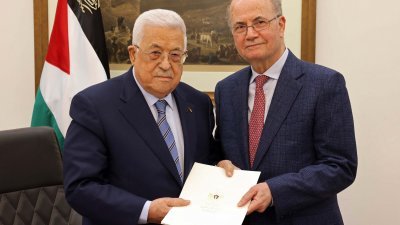 巴勒斯坦总统阿巴斯（左）周四在约旦河西岸的拉姆安拉，与新任命的巴勒斯坦总理穆斯塔法合影。（图取自巴勒斯坦自治政府新闻办公室/法新社）