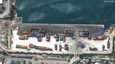 美国Maxar科技公司周五拍摄的卫星图显示，太子港海港的起重机遭集装箱堵住（图取自Maxar科技公司/法新社）