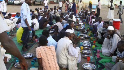 苏丹在内战中迎来第2个斋月，流离失所的穆斯林周三在加达里夫的一个院子等待开斋。（图取自法新社）