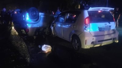 两辆迈威轿车本月15日迎面相撞，造成两名司机双双被夹毙。（柔消拯局）