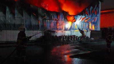 亚庇工业园区生产塑胶加工厂发生火灾。