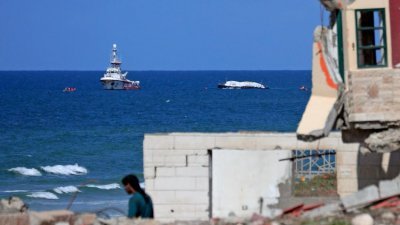 从塞浦路斯的拉纳卡启航的船只，周五拖著人道主义援助物资驶近加沙市海岸。（图取自法新社）
