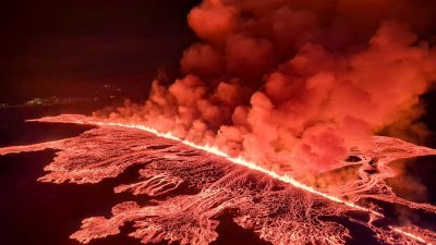 冰岛西部的小镇格林达维克郊区周六有一座新火山喷发后，冰岛海岸警卫队在上空进行勘察，滚滚浓烟和熔岩从新的裂缝中涌出。（图取自冰岛海岸防卫队/法新社）