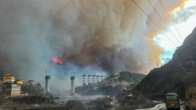 中国四川省甘孜藏族自治州雅江县境内上周五发生森林火灾，火场处置工作正在全力有序进行中。图为雅江森林火灾现场。（图取自中新社）