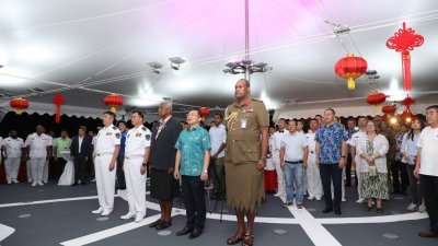 去年10月6日，斐济内政部长蒂科杜阿杜阿（前中）出席中国解放军海军戚继光舰甲板招待会，庆祝斐中友谊地久天长。（图取自中国驻斐济大使馆X社交平台）