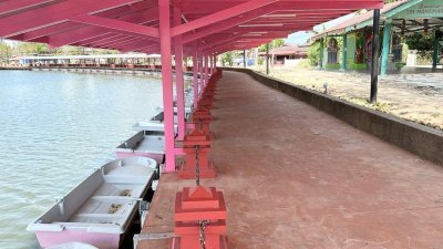 水上市场初期将提供30艘可用于进行商业活动的小船，也在帆加南马班台广场处设立200个摊位。