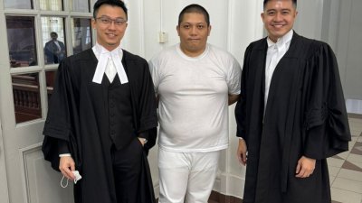 阿努坤（左2）经过4年审讯及扣留，周日终在新山高庭被判无罪释放，一旁为其代表律师蔡学捷（左起）及黄鸿铭。（蔡学捷提供）