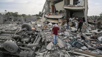 以色列的轰炸导致加沙中部塔巴蒂比一家36名成员死亡，他们居住的建筑被夷为废墟，预计死亡人数还会上升。（图取自法新社）