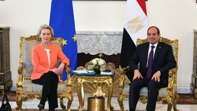 埃及总统塞西（右）周日在首都开罗，与欧盟委员会主席冯德莱恩会面。（图取自埃及总统府官方面子书/法新社）
