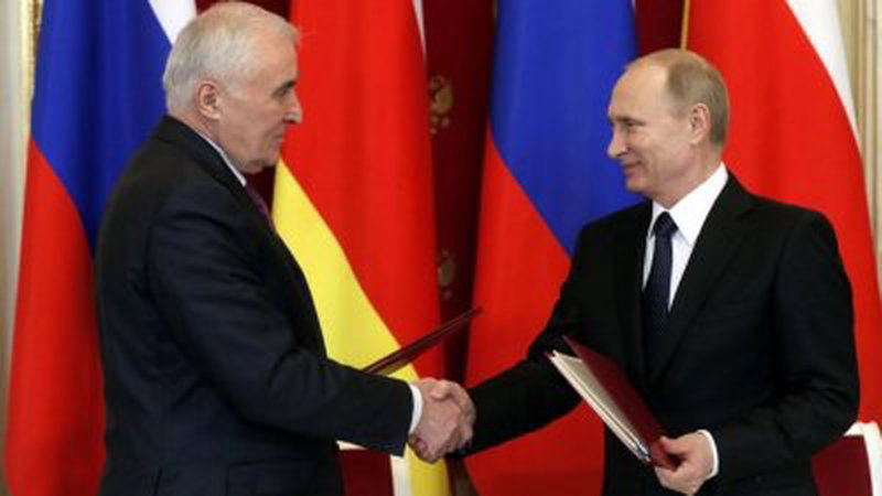 脱离格鲁吉亚并宣称独立的南奥塞梯，已经跟莫斯科官员讨论并入俄罗斯。图为2015年3月18日，南奥塞梯领导人季比洛夫（左）和俄罗斯总统普京，在莫斯科签署结盟条约。（法新社档案照）