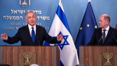 以色列总理内塔尼亚胡（左）周日在耶路撒冷与德国总理肖尔茨会面后，举行联合新闻发布会。（图取自法新社）