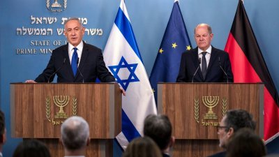以色列总理内塔尼亚胡（左）周日在耶路撒冷与德国总理肖尔茨会面后，举行联合新闻发布会。（图取自法新社）