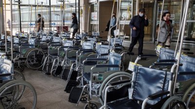 韩国实习医生和住院医生罢工潮延烧，图为上周五在首尔一家医院入口堆放了大量轮椅。（图取自法新社）
