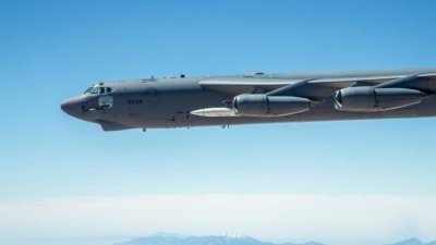 2019年6月，美军一架B-52轰炸机在测试期间，携带“感测器版”高超音速武器。（图取自美国爱德华空军基地X帐号）