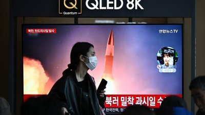 在韩国首尔一火车站，电视新闻播报朝鲜发射弹道导弹的相关新闻。（图取自法新社）