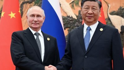 中国国家主席习近平致电俄罗斯总统普京，祝贺他再度当选总统，图为两人去年10月在北京会面。（法新社档案照）